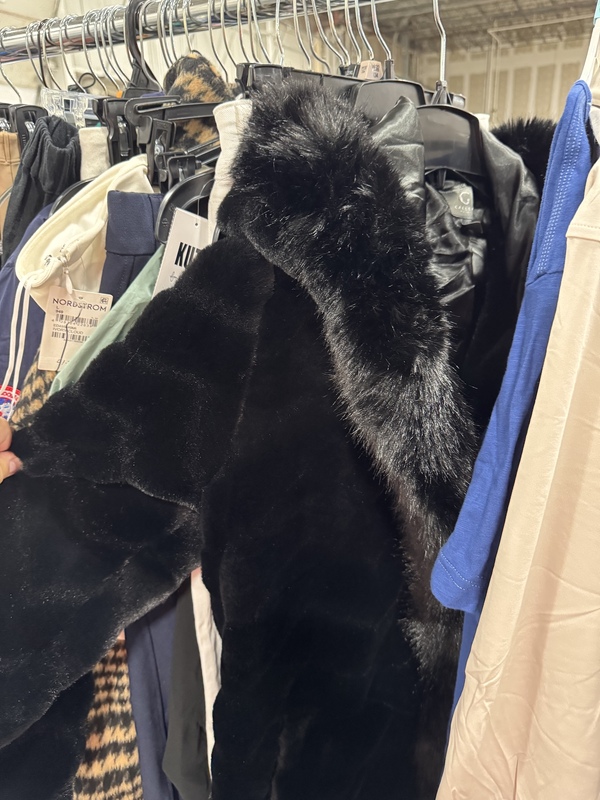 Luxury Retailers Apparel Pallet - High-Volume Name-Brand Inventory - Image 3