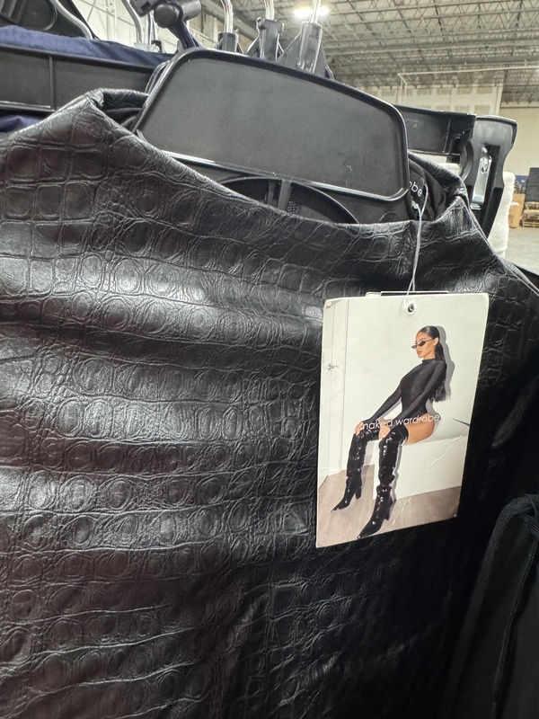 Luxury Retailers Apparel Pallet - High-Volume Name-Brand Inventory - Image 4